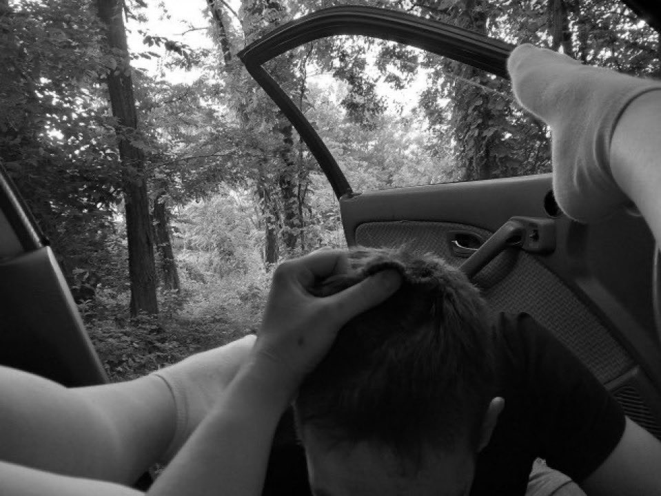 On his knee he eats girlfriends vagina in their car 